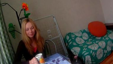 Напоїв чаєм завмерла російську сучку і виебал блондинку будинку